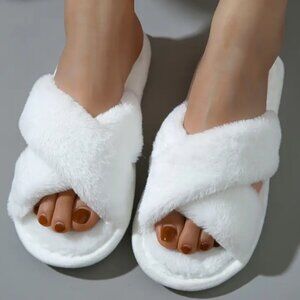 NEW Cozy Soft, Plush, Casual, Open-Toe, & Comfortable Slipper in White, in 9.5.